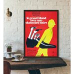 affiche le grand blond avec une chaussure noir