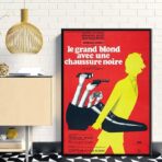affiche le grand blond avec une chaussure noir