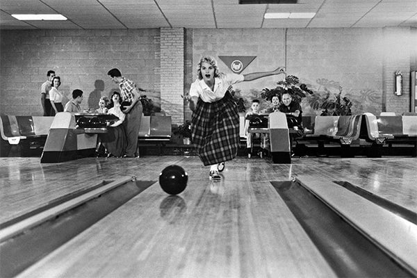 annees 50 aux etats-unis femme joue bowling années-50