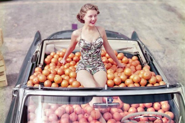 annees 50 aux etats-unis femme maillot orange décapotable